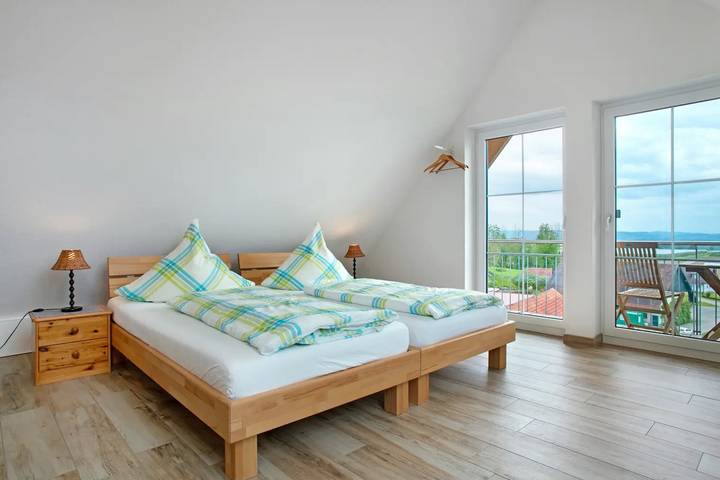 Ganze Wohnung, Ferienwohnung 'Bergsuite' mit Bergblick, Gemeinschaftsterrasse und Wi-Fi in Friedrichshafen, Region Bodensee-Oberschwaben