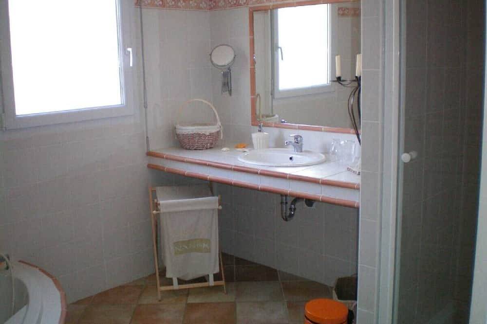 Nice holiday home with studio and private pool in a quiet location on the vineyard. in Rosières (Ardèche), Parc naturel régional des Monts d'Ardèche