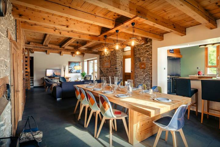 Gîte pour 12 personnes, avec jardin ainsi que piscine et sauna, adapté aux familles à Les Clefs