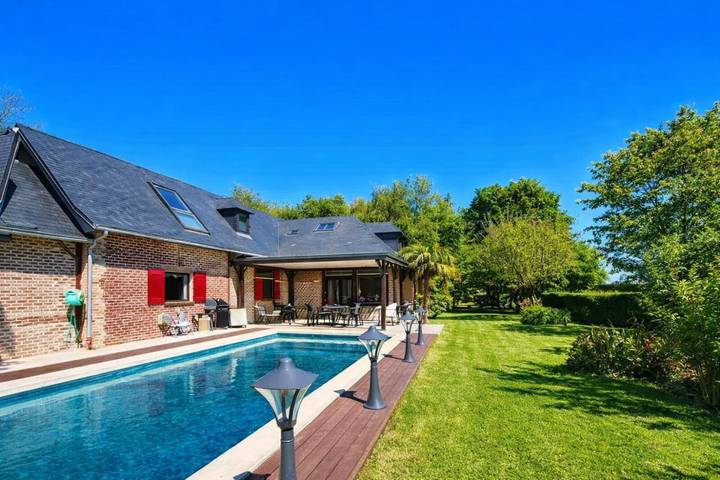 Location de vacances pour 14 personnes, avec piscine ainsi que jacuzzi et jardin à Bosc-Mesnil