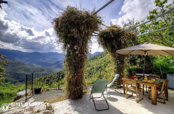 Gîte pour 2 personnes, avec Terrasse dans Aiti