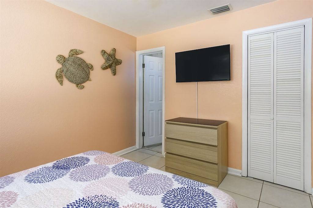 5 Seas Retreat 4 bed 2 bath dock, pool, Sandy Beach Dockage For up to a 25 ft boat in Marathon, Monroe County