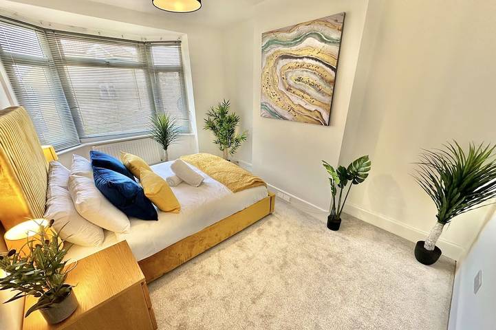 Large Four Bedroom - With Hot Tub and Parking - Sleeps 8 in Poole, Angleterre du Sud-Ouest