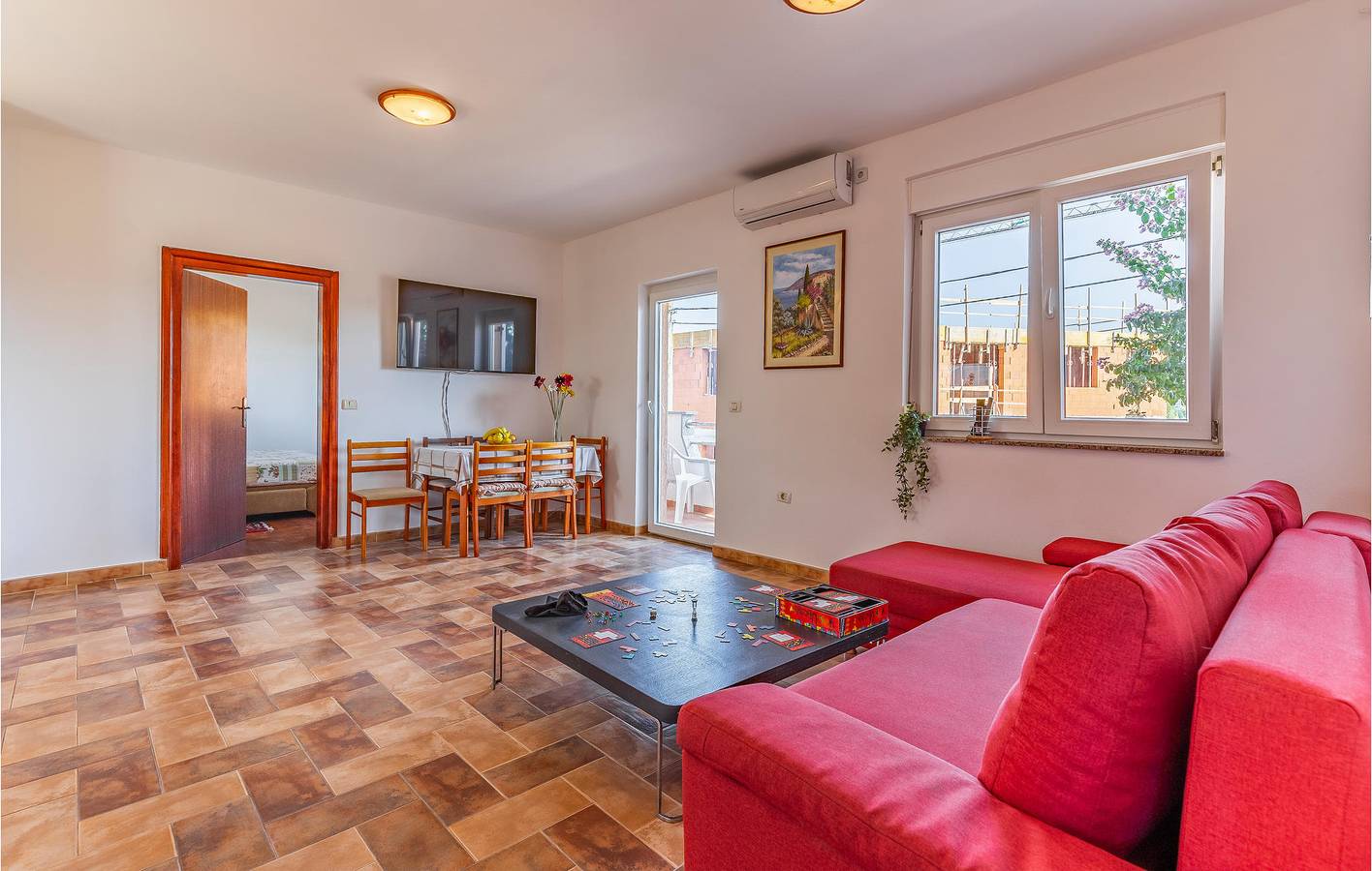 Ganze Ferienwohnung, Gemütliche 75 m² große Wohnung mit Meerblick, Terrasse und Parkplatz in der Nähe des Strandes Bijeca in Pula-Medulin, Pomer