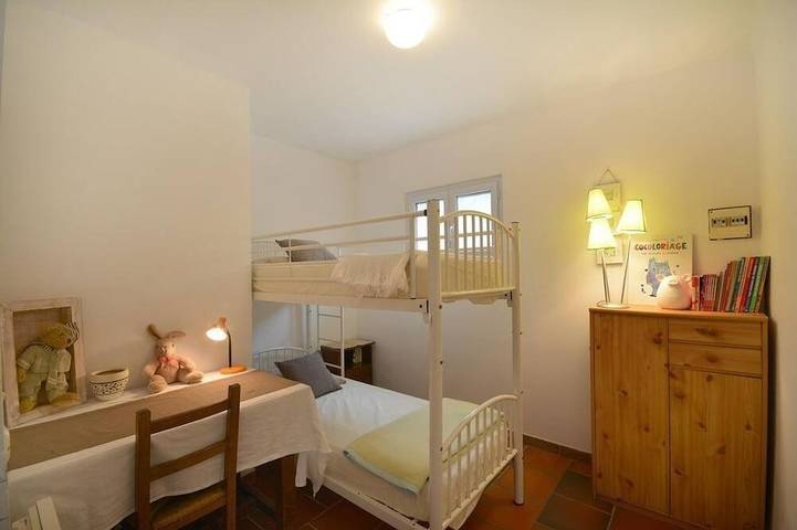 Location de vacances pour 5 personnes, avec terrasse ainsi que jardin et piscine à Fontvieille - 4