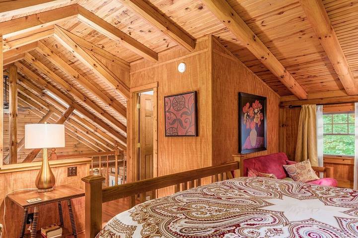 Vacation rental for 8 people, with hot tub and terrace as well as yard in Hocking County