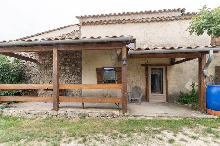 Gîte 'La Bergerie - Le Mas De Peyraube' con piscina condivisa, giardino comune e Wi-Fi in Bessas, Ardèche