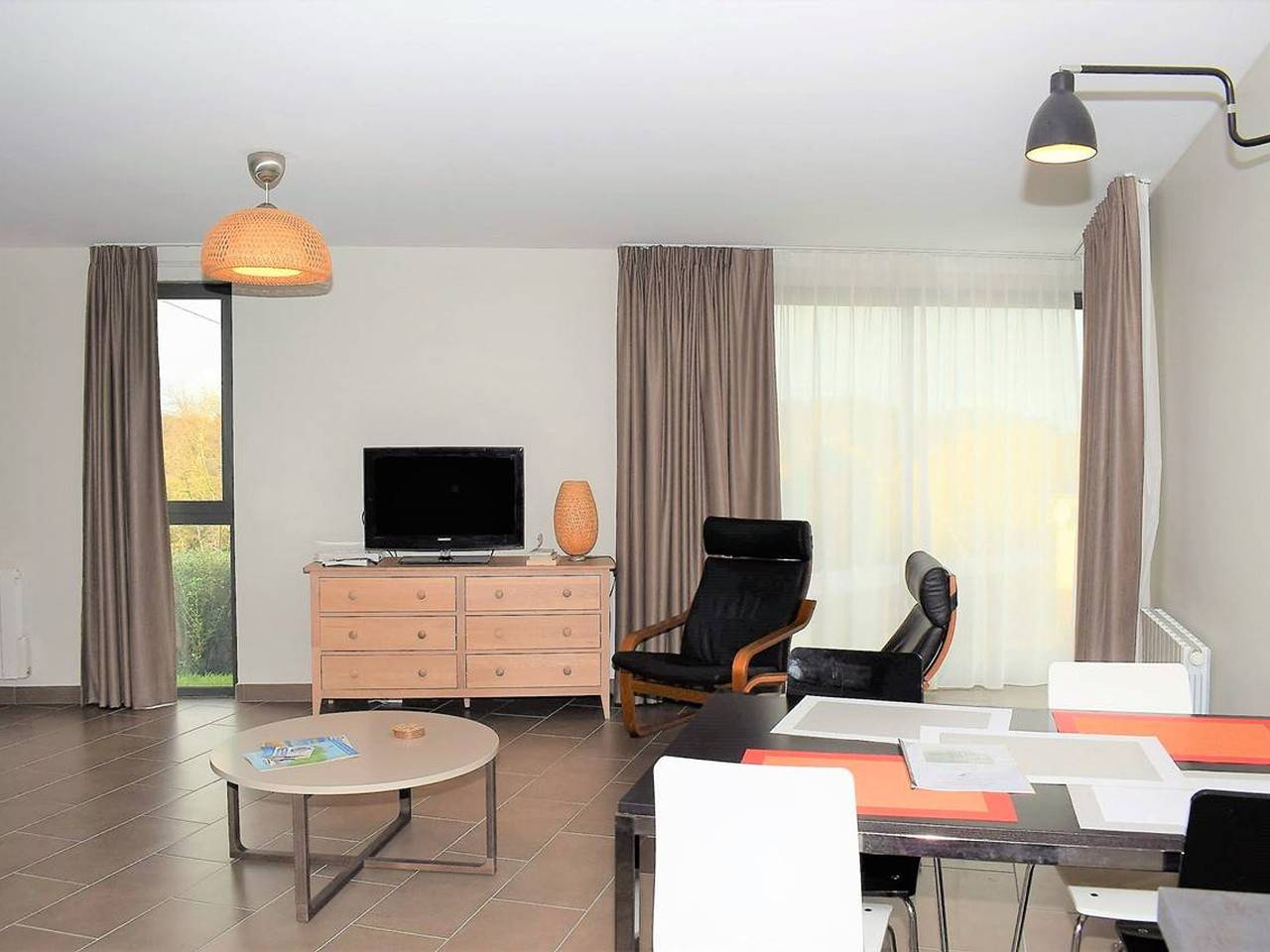 Maison neuve de plain-pied avec Wifi, terrasse et parking, à 2,5 km des plages à Trégastel in Trégastel, Côte de Granit Rose