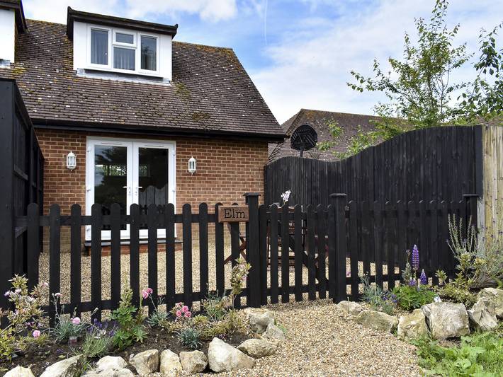 Log cabin for 2 people, with garden, with pets in Canterbury