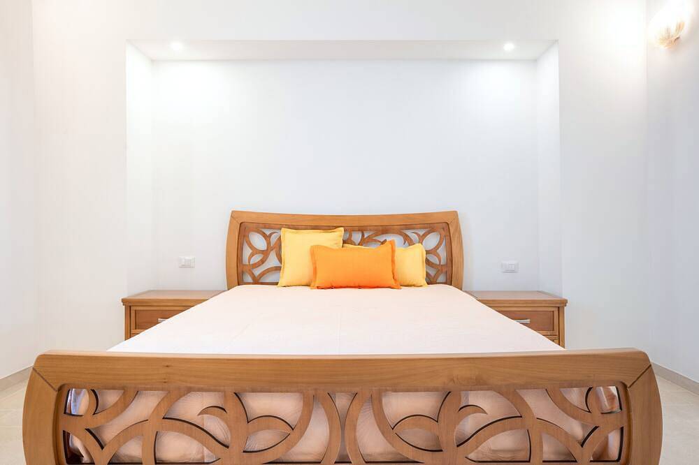 Entire apartment, Room 'Piano Terra' with Private Garden, Wi-Fi and Air Conditioning in Pulsano, Gulf of Taranto