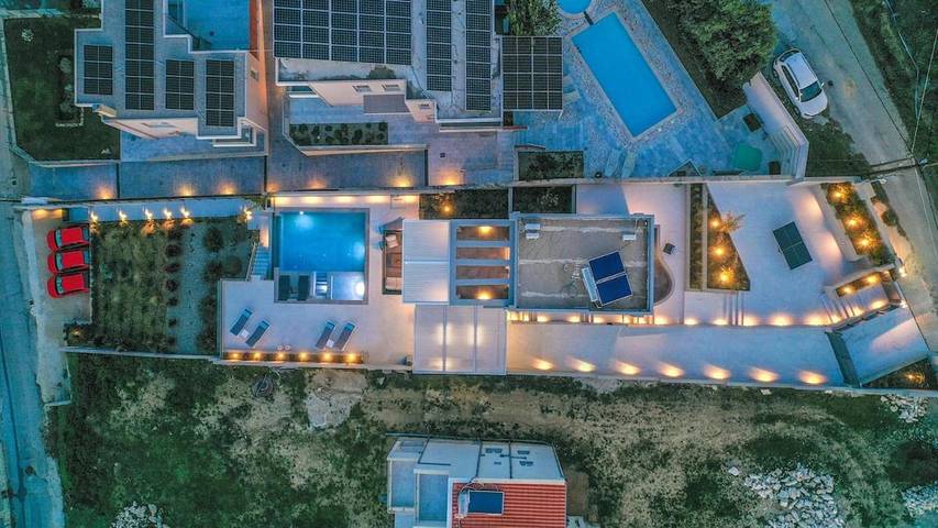 Location de vacances pour 8 personnes, avec Balcon et Terrasse ainsi que Jardin et Piscine dans Stalos - 2