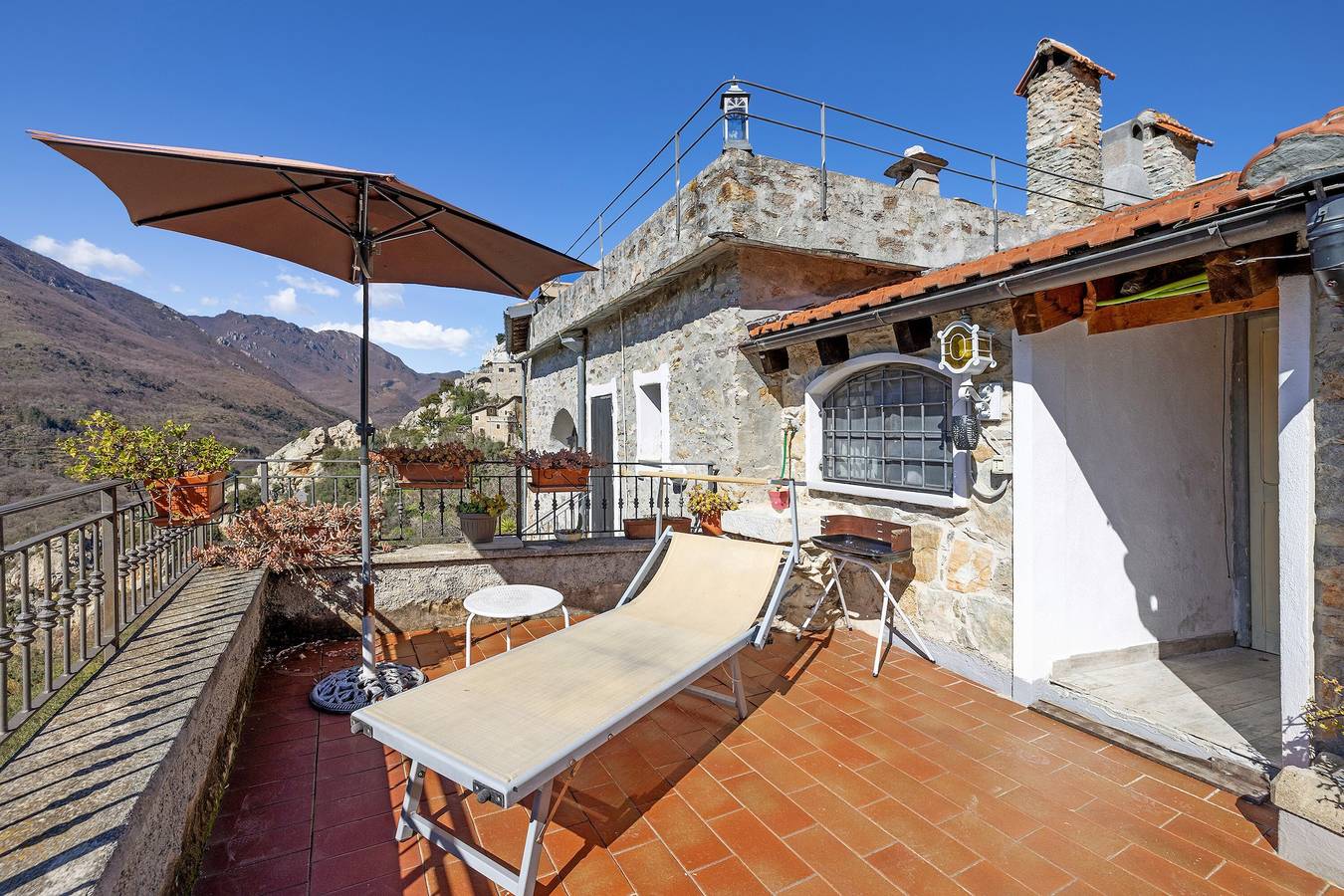 Hel lejlighed, Apartment 'La Dimora Del Tempo Perduto' with Mountain View, Shared Terrace and Wi-Fi in Castelvecchio di Rocca Barbena, Riviera di Ponente