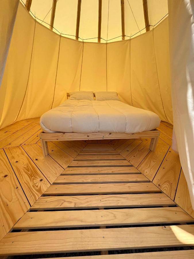 Gîte pour 2 personnes, avec jardin ainsi que vue et vue sur le lac dans Lac de Lavaud - 4