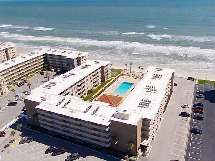 Vacation rental for 6 people, with yard and pool as well as balcony in New Smyrna Beach