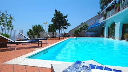 Location de vacances pour 8 personnes, avec terrasse ainsi que jardin et piscine, animaux acceptés à Castiglione