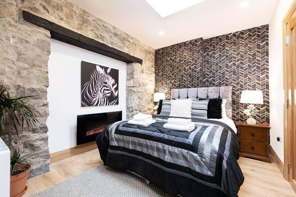 Luxury Cottage - City Center - Large Garden with Hot Tub -7 Bedrooms-4 Bathrooms in Eyre Square, Galway