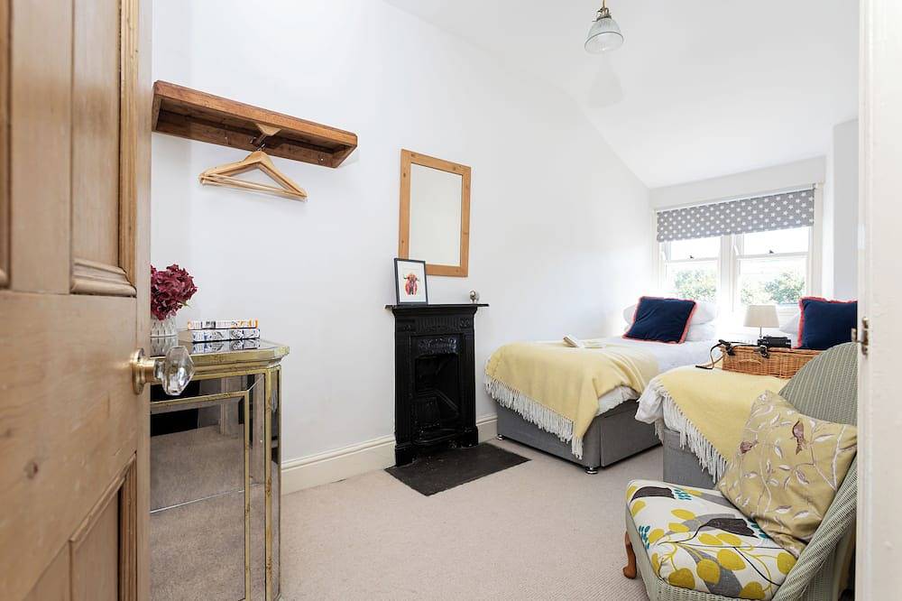 New! Stylish period cottage near town with log burner, parking, garden. in Kendal, Lake District