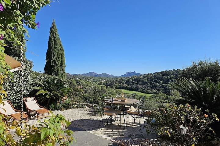 Location de vacances pour 6 personnes, avec piscine ainsi que balcon et jardin dans Golf et Tennis Club de Valescure