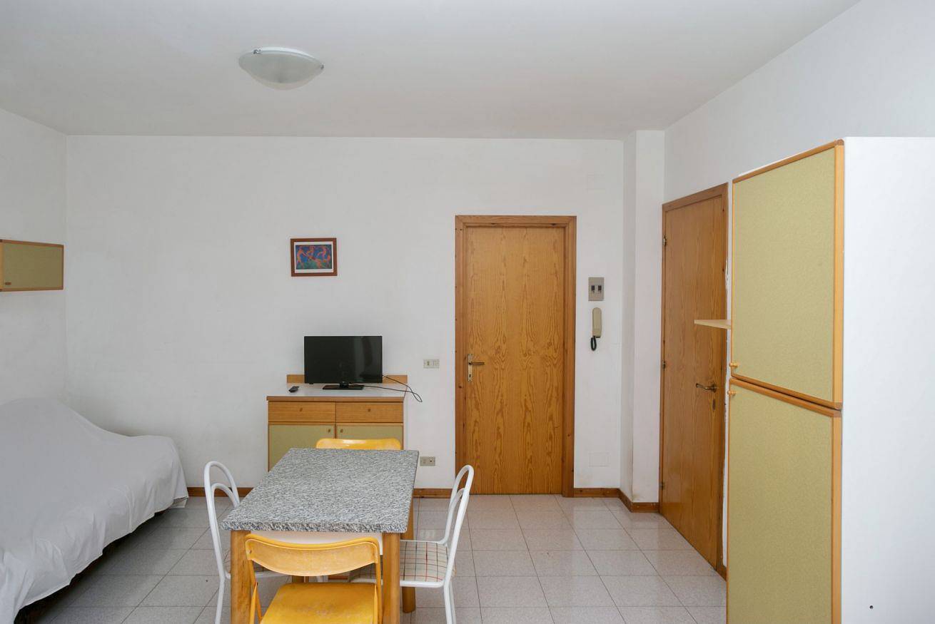 Ganze Wohnung, S075 - Sirolo, two-room apartment with garden in the center  in Sirolo, Riviera del Conero
