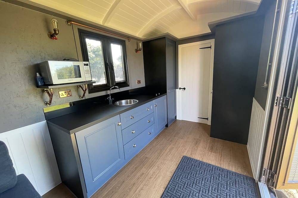Luxury Shepherds hut overlooking stunning lake in Hillingdon (borough), Londen