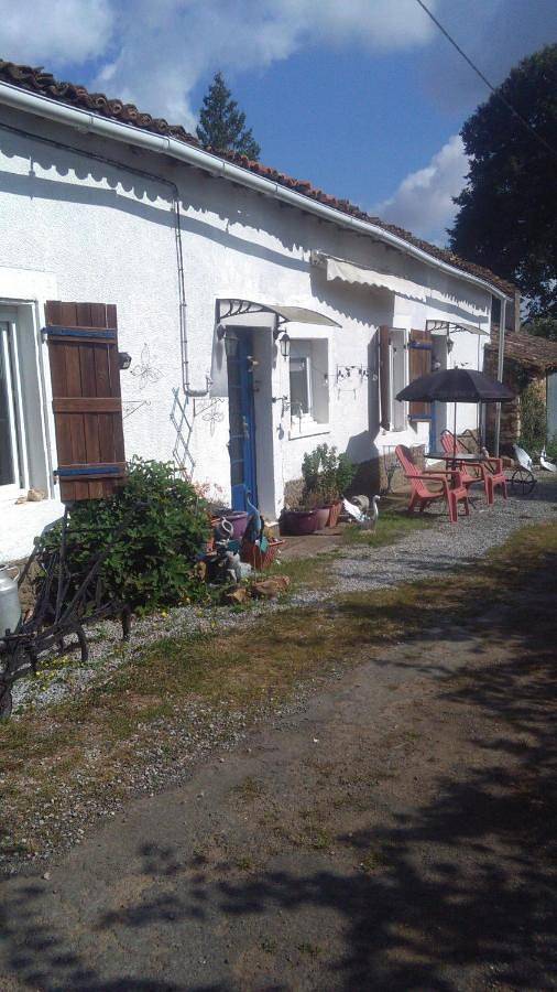Cottage pour 2 personnes, avec terrasse et jardin à Saint-Germier