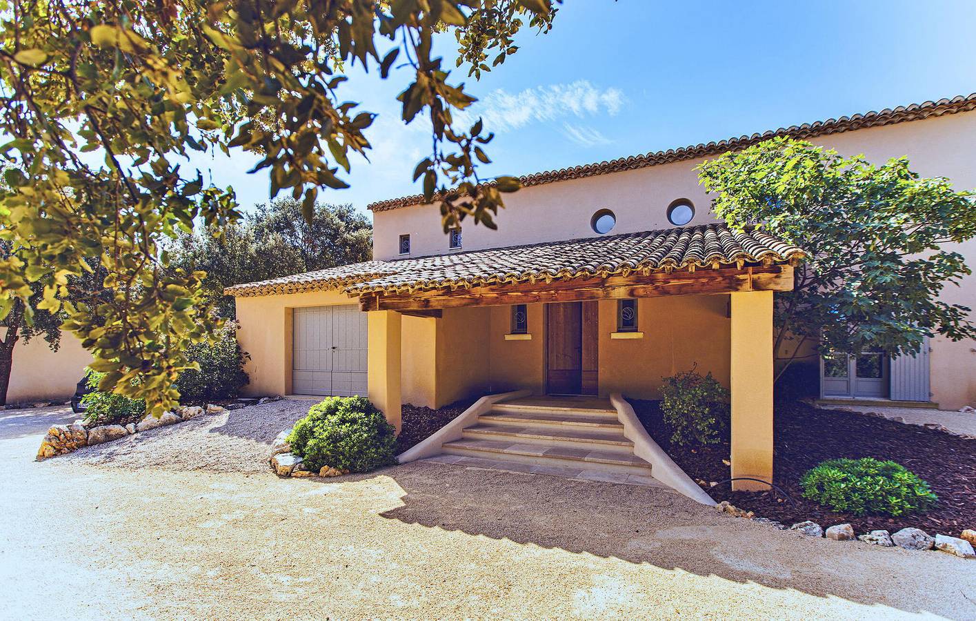 Luxuriöse Wohnung mit Pool und Parkplatz, 1,5 km von Saint-Siffret entfernt in Saint-Siffret, Nimes und Umgebung