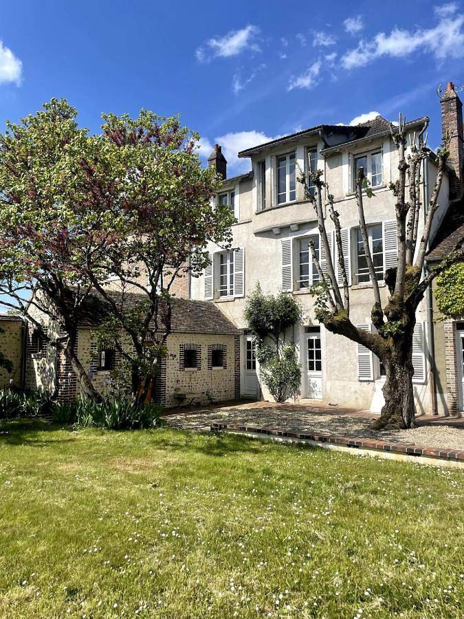 Location de vacances pour 10 personnes, avec vue et jardin à Villeneuve-sur-Yonne