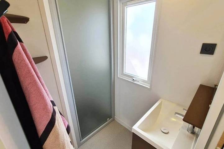 Zecamping 3 étoiles dog friendly mobil-home Tv Lv clim 34m2 8 pers in Bauduen, Brignoles Region