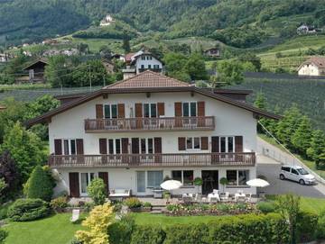 Ferienwohnung für 3 Personen, mit Garten und Ausblick in Marling