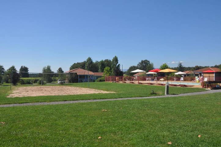 Parc de vacances pour 4 personnes, avec jardin ainsi que piscine et vue à Poncins - 3
