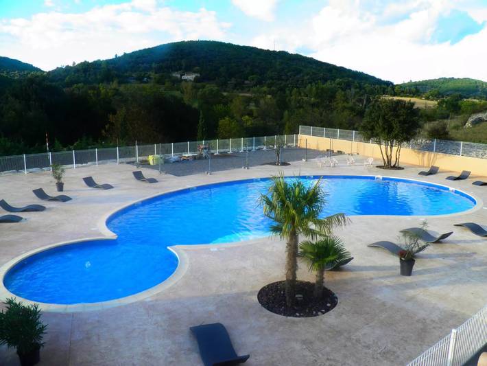 Mobil home pour 6 personnes, avec sauna ainsi que terrasse et piscine à Saint-Maurice-d'Ibie