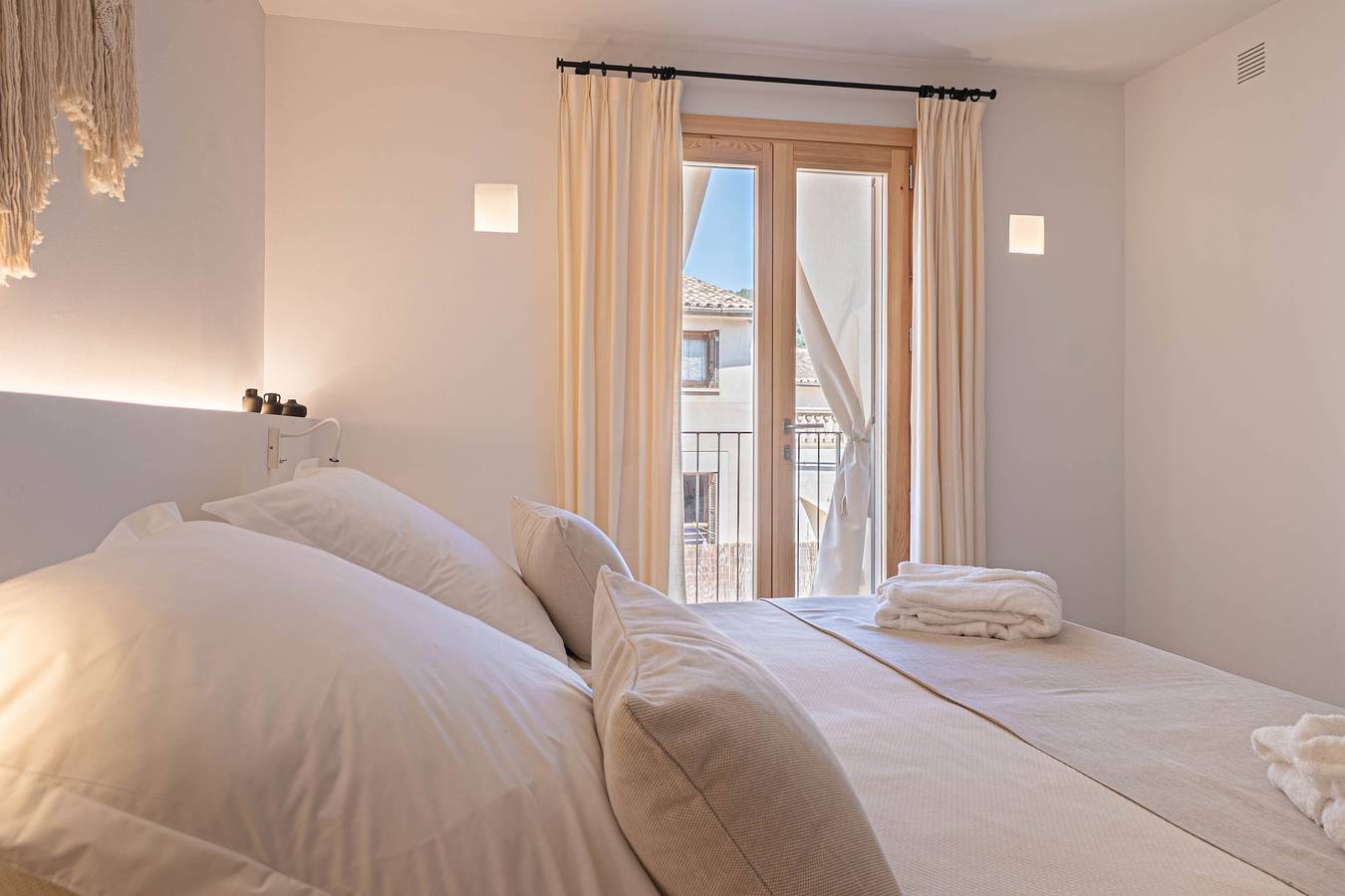 Room '102 - Doble Deluxe Con Balcón' with Mountain View, Wi-Fi and Air Conditioning in Capdepera, East Majorca