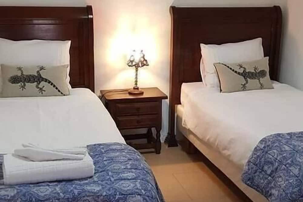 Villa Sleeps 8 with Pool and Hot Tub in Conil, Tías