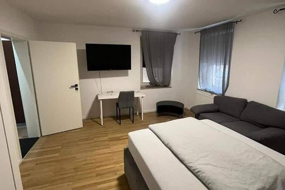 Ganze Wohnung, Kaiserslautern Entire Building  · 8 Rooms · Sleeps 13 · 3 Private Kitchens · Kmc in Kaiserslautern, Saar-Nahe-Bergland