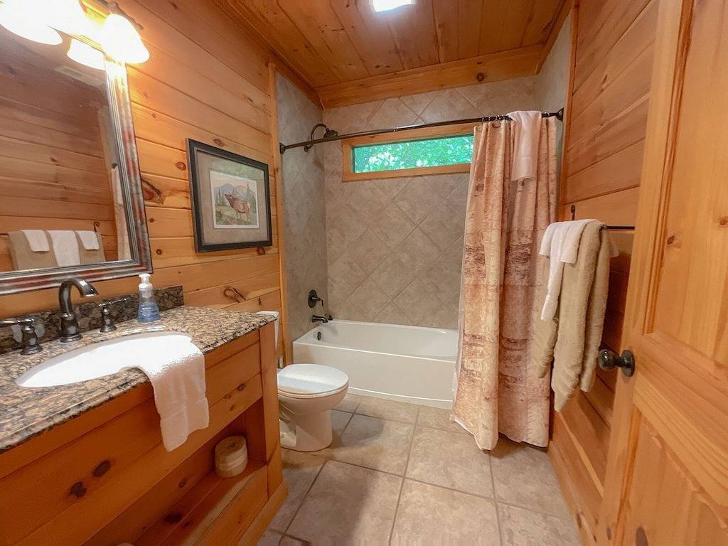 Log Cabin for 4 Guests in Fontana Lake, Swain County