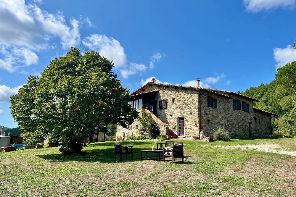 Casale in collina immerso nel verde con piscina e ampio giardino. in Umbertide, Valtiberina