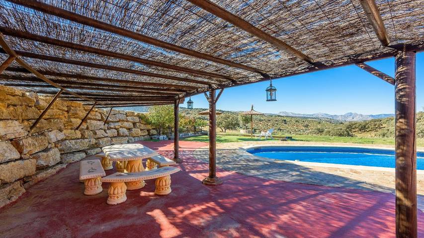 Chalet para 8 personas, con jacuzzi además de balcón/terraza y piscina, Se admiten mascotas en Serranía de Ronda - 3