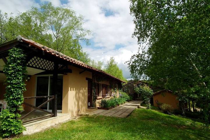 Gîte pour 9 personnes, avec piscine ainsi que terrasse et jardin, animaux acceptés