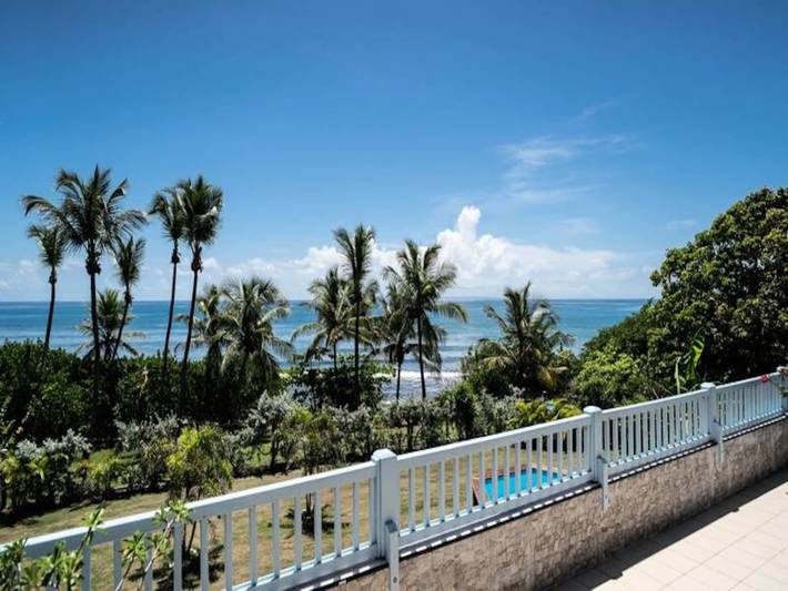 Location de vacances pour 6 personnes, avec terrasse ainsi que jardin et piscine, animaux acceptés en Guadeloupe