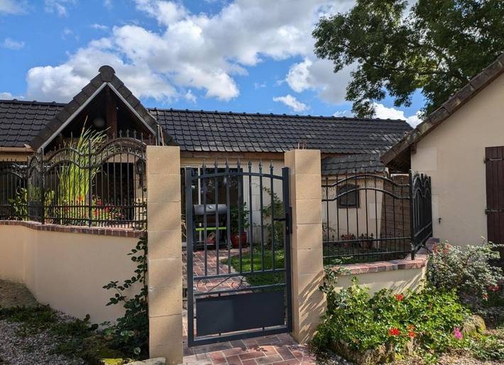 Location de vacances pour 3 personnes, avec piscine ainsi que jardin et jacuzzi à Lachapelle-Saint-Pierre - 2