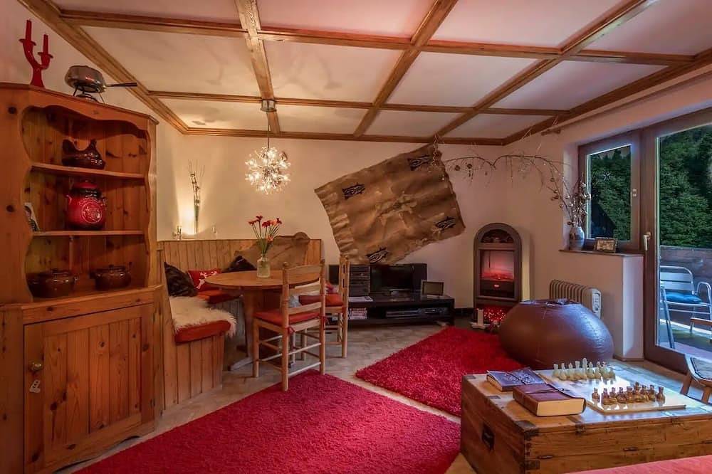 Entire apartment, This cosy chalet apartment,is located in a central, yet quiet, part of Saalbach in Saalbach, Saalbach-Hinterglemm