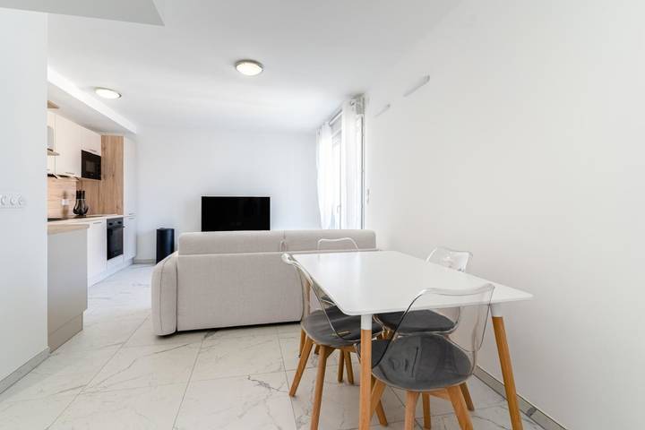 Apartamento entero, Le Doux Séjour Azuréen - Welkeys in Saint-Laurent-du-Var, Costa mediterránea (Francia)