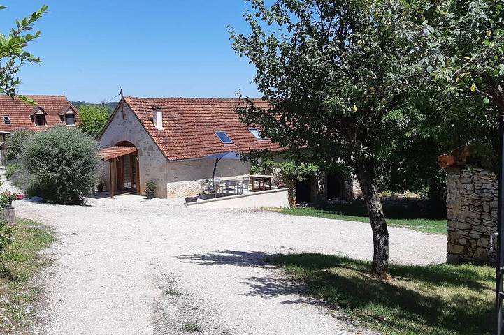 Location de vacances pour 7 personnes, avec jacuzzi ainsi que jardin et piscine dans Orniac