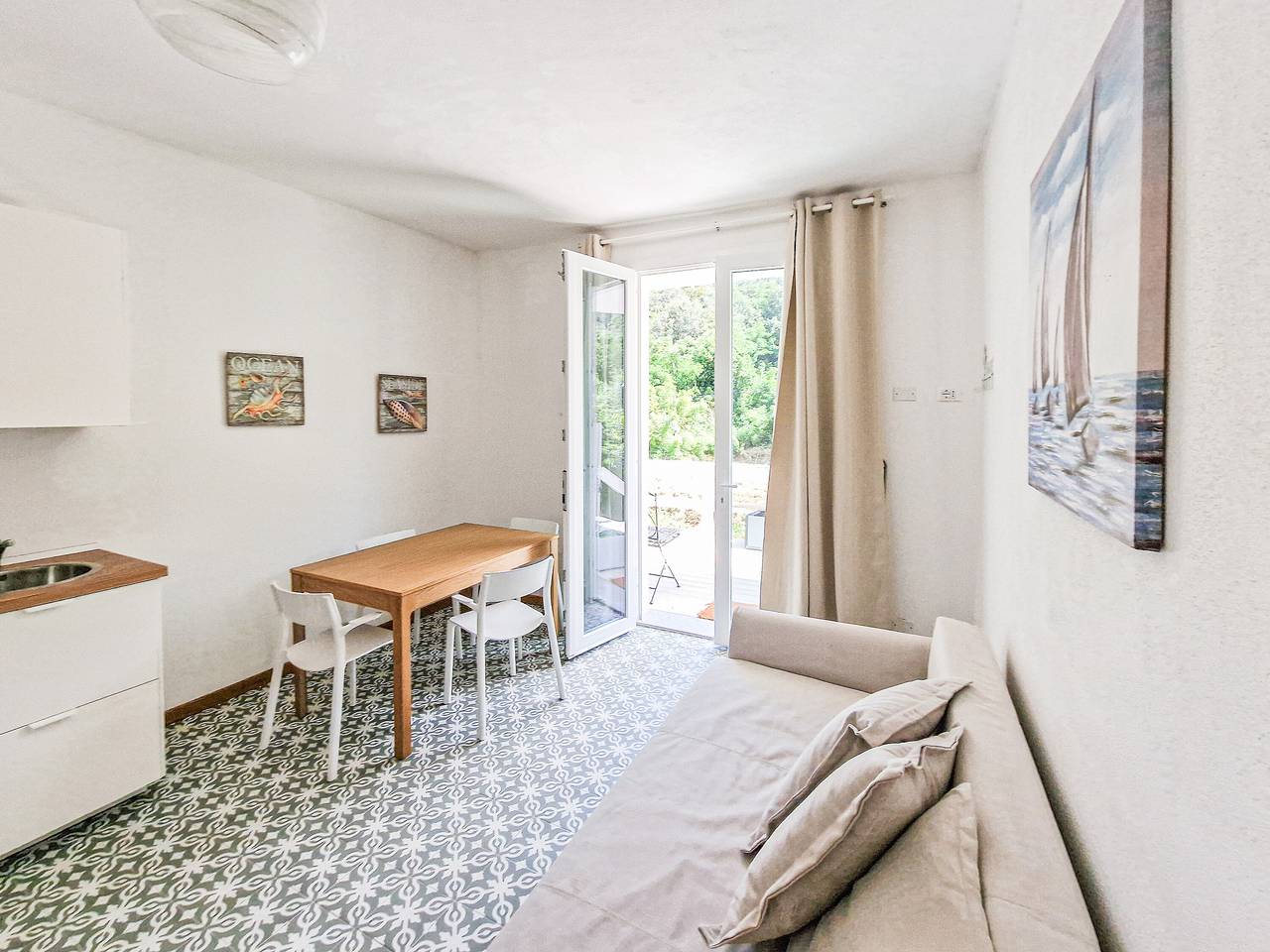 Ganze Wohnung, Ferienwohnung 'Nica's Home' mit Bergblick, Gemeinschaftsterrasse und Klimaanlage in Rio Marina, Elba