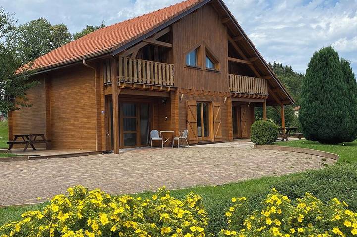 Chalet pour 10 personnes, avec jardin ainsi que jacuzzi et balcon