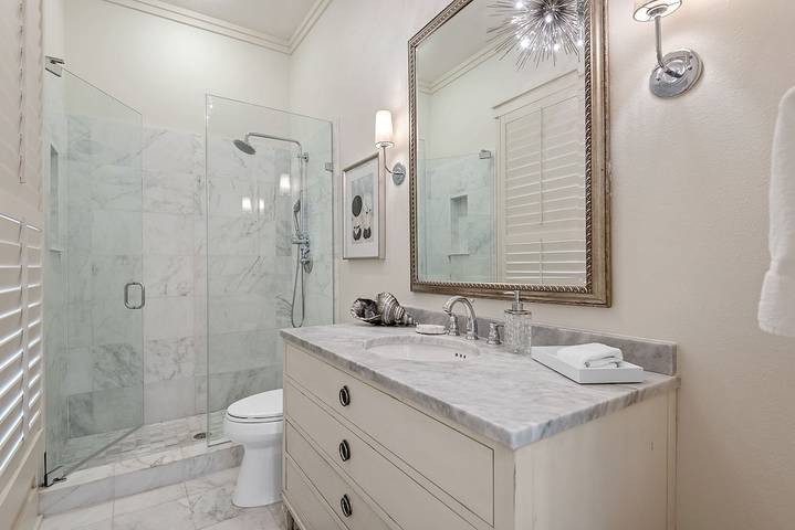 Vacation house for 10 people, with pool and balcony in Seaside