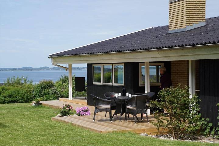 Ferieudlejning for 6 personer, med jacuzzi og terrasse samt sauna, børnevenlig i Kirke Hyllinge