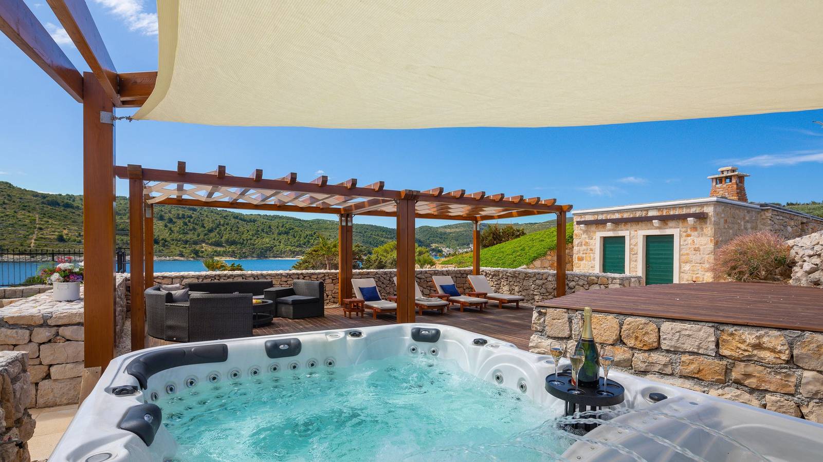 Sensational Island Villa | Villa Host Light House | 2 Bedrooms | Exclusive Island House in Split-Dalmatien