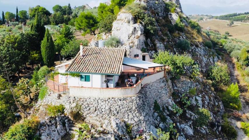 Location de vacances pour 4 personnes, avec jacuzzi et jardin à Serradifalco