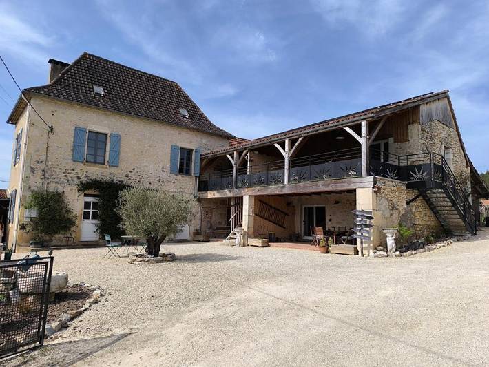 Location de vacances pour 4 personnes, avec vue ainsi que jardin et piscine à Tour-de-Faure - 4